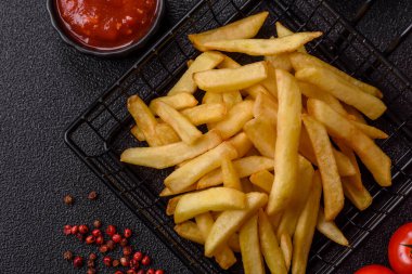 Patates kızartması, patates kızartması ya da soslu atıştırmalık. Patates kızartması, fast food, paket servis.