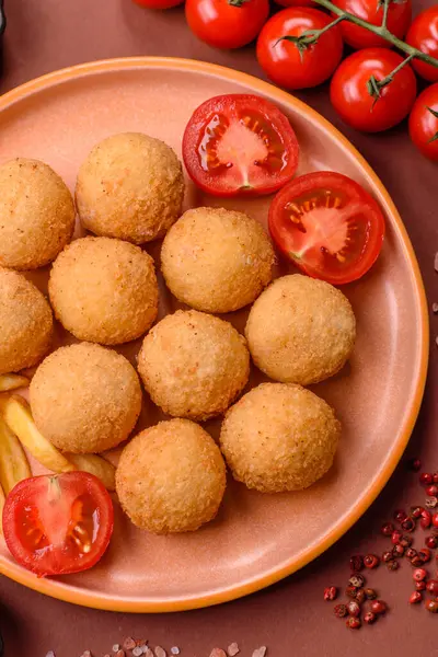 Peynirli toplar, kroket ya da patatesli arancini ya da pilav. Peynir topları, paket servis, fast food.