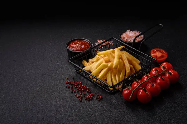 Patates kızartması, patates kızartması ya da soslu atıştırmalık. Patates kızartması, fast food, paket servis.