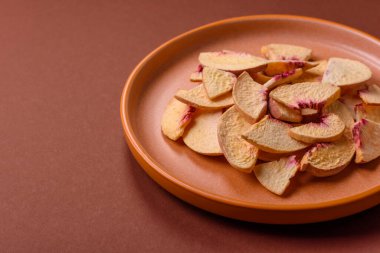 Tatlı tatlılar için bir malzeme olarak kurumuş sublimleşmiş şeftali veya kayısı dilimleri. Tasarımın için kuru şeftali arkaplanı.