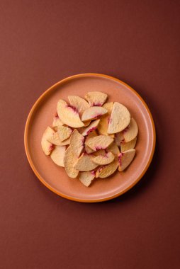 Tatlı tatlılar için bir malzeme olarak kurumuş sublimleşmiş şeftali veya kayısı dilimleri. Tasarımın için kuru şeftali arkaplanı.