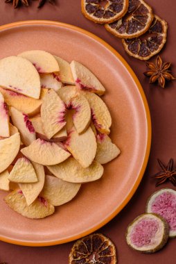 Tatlı tatlılar için bir malzeme olarak kurumuş sublimleşmiş şeftali veya kayısı dilimleri. Tasarımın için kuru şeftali arkaplanı.