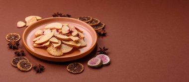 Tatlı tatlılar için bir malzeme olarak kurumuş sublimleşmiş şeftali veya kayısı dilimleri. Tasarımın için kuru şeftali arkaplanı.