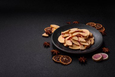 Tatlı tatlılar için bir malzeme olarak kurumuş sublimleşmiş şeftali veya kayısı dilimleri. Tasarımın için kuru şeftali arkaplanı.