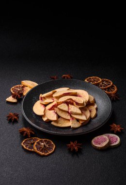 Tatlı tatlılar için bir malzeme olarak kurumuş sublimleşmiş şeftali veya kayısı dilimleri. Tasarımın için kuru şeftali arkaplanı.