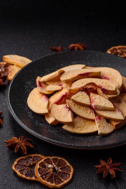 Tatlı tatlılar için bir malzeme olarak kurumuş sublimleşmiş şeftali veya kayısı dilimleri. Tasarımın için kuru şeftali arkaplanı.