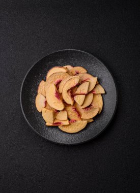 Tatlı tatlılar için bir malzeme olarak kurumuş sublimleşmiş şeftali veya kayısı dilimleri. Tasarımın için kuru şeftali arkaplanı.