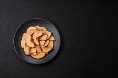 Tatlı tatlılar için bir malzeme olarak kurumuş sublimleşmiş şeftali veya kayısı dilimleri. Tasarımın için kuru şeftali arkaplanı.