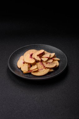 Tatlı tatlılar için bir malzeme olarak kurumuş sublimleşmiş şeftali veya kayısı dilimleri. Tasarımın için kuru şeftali arkaplanı.