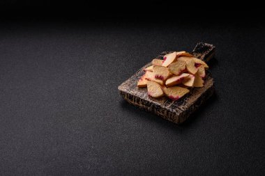 Tatlı tatlılar için bir malzeme olarak kurumuş sublimleşmiş şeftali veya kayısı dilimleri. Tasarımın için kuru şeftali arkaplanı.