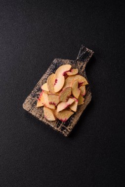 Tatlı tatlılar için bir malzeme olarak kurumuş sublimleşmiş şeftali veya kayısı dilimleri. Tasarımın için kuru şeftali arkaplanı.