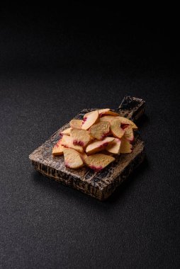 Tatlı tatlılar için bir malzeme olarak kurumuş sublimleşmiş şeftali veya kayısı dilimleri. Tasarımın için kuru şeftali arkaplanı.