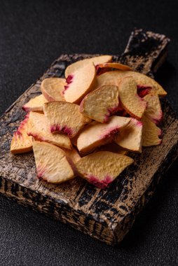 Tatlı tatlılar için bir malzeme olarak kurumuş sublimleşmiş şeftali veya kayısı dilimleri. Tasarımın için kuru şeftali arkaplanı.