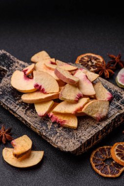 Tatlı tatlılar için bir malzeme olarak kurumuş sublimleşmiş şeftali veya kayısı dilimleri. Tasarımın için kuru şeftali arkaplanı.