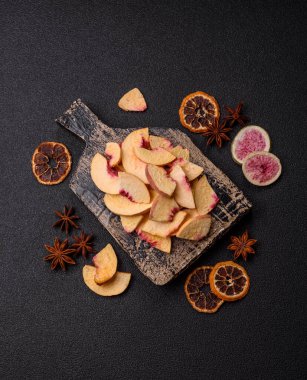 Tatlı tatlılar için bir malzeme olarak kurumuş sublimleşmiş şeftali veya kayısı dilimleri. Tasarımın için kuru şeftali arkaplanı.