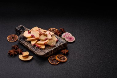 Tatlı tatlılar için bir malzeme olarak kurumuş sublimleşmiş şeftali veya kayısı dilimleri. Tasarımın için kuru şeftali arkaplanı.