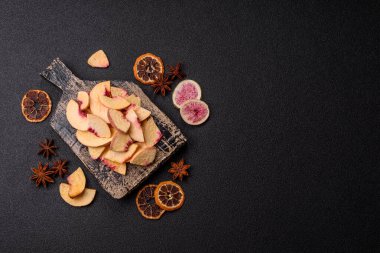 Tatlı tatlılar için bir malzeme olarak kurumuş sublimleşmiş şeftali veya kayısı dilimleri. Tasarımın için kuru şeftali arkaplanı.