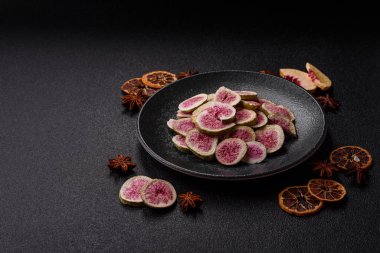 Kurutulmuş incir dilimleri tatlı tatlılar için bir malzemedir. Kurutulmuş incir, tasarımınız için gıda arka planıdır.