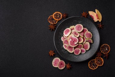 Kurutulmuş incir dilimleri tatlı tatlılar için bir malzemedir. Kurutulmuş incir, tasarımınız için gıda arka planıdır.