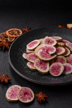 Kurutulmuş incir dilimleri tatlı tatlılar için bir malzemedir. Kurutulmuş incir, tasarımınız için gıda arka planıdır.