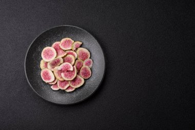 Kurutulmuş incir dilimleri tatlı tatlılar için bir malzemedir. Kurutulmuş incir, tasarımınız için gıda arka planıdır.