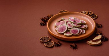 Kurutulmuş incir dilimleri tatlı tatlılar için bir malzemedir. Kurutulmuş incir, tasarımınız için gıda arka planıdır.