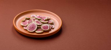 Kurutulmuş incir dilimleri tatlı tatlılar için bir malzemedir. Kurutulmuş incir, tasarımınız için gıda arka planıdır.