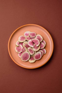 Kurutulmuş incir dilimleri tatlı tatlılar için bir malzemedir. Kurutulmuş incir, tasarımınız için gıda arka planıdır.