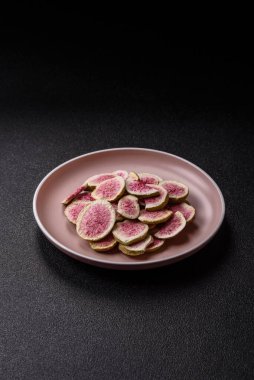 Kurutulmuş incir dilimleri tatlı tatlılar için bir malzemedir. Kurutulmuş incir, tasarımınız için gıda arka planıdır.