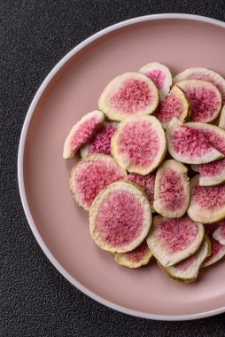 Kurutulmuş incir dilimleri tatlı tatlılar için bir malzemedir. Kurutulmuş incir, tasarımınız için gıda arka planıdır.