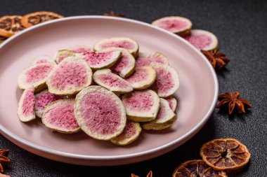 Kurutulmuş incir dilimleri tatlı tatlılar için bir malzemedir. Kurutulmuş incir, tasarımınız için gıda arka planıdır.