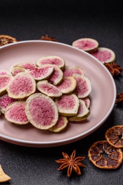 Kurutulmuş incir dilimleri tatlı tatlılar için bir malzemedir. Kurutulmuş incir, tasarımınız için gıda arka planıdır.