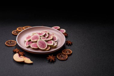 Kurutulmuş incir dilimleri tatlı tatlılar için bir malzemedir. Kurutulmuş incir, tasarımınız için gıda arka planıdır.