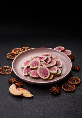 Kurutulmuş incir dilimleri tatlı tatlılar için bir malzemedir. Kurutulmuş incir, tasarımınız için gıda arka planıdır.