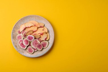 Kurutulmuş incir ve şeftali dilimleri tatlı tatlılar için bir malzemedir. Kurutulmuş incir ve şeftali, tasarımınız için gıda arka planıdır.