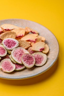 Kurutulmuş incir ve şeftali dilimleri tatlı tatlılar için bir malzemedir. Kurutulmuş incir ve şeftali, tasarımınız için gıda arka planıdır.