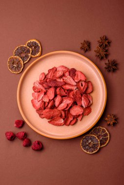 Tatlı tatlılar için bir malzeme olarak kurumuş sublimleşmiş çilek dilimleri. Tasarımınız için yemek arkaplanı olarak kurutulmuş çilek