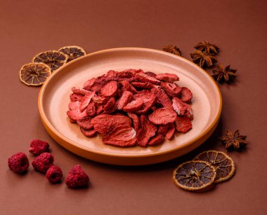 Tatlı tatlılar için bir malzeme olarak kurumuş sublimleşmiş çilek dilimleri. Tasarımınız için yemek arkaplanı olarak kurutulmuş çilek