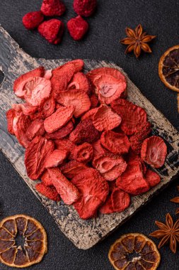 Tatlı tatlılar için bir malzeme olarak kurumuş sublimleşmiş çilek dilimleri. Tasarımınız için yemek arkaplanı olarak kurutulmuş çilek