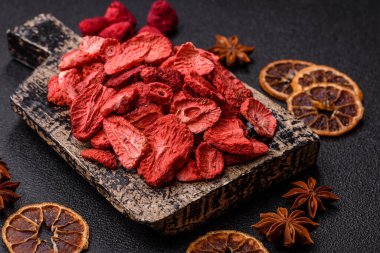 Tatlı tatlılar için bir malzeme olarak kurumuş sublimleşmiş çilek dilimleri. Tasarımınız için yemek arkaplanı olarak kurutulmuş çilek