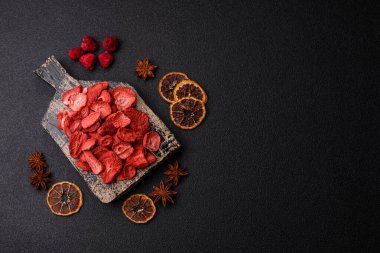 Tatlı tatlılar için bir malzeme olarak kurumuş sublimleşmiş çilek dilimleri. Tasarımınız için yemek arkaplanı olarak kurutulmuş çilek