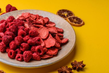 Tatlı tatlılar için bir malzeme olarak kurumuş sublimleşmiş çilek dilimleri. Kurutulmuş çilek ve ahududu, tasarımınız için gıda arka planıdır.