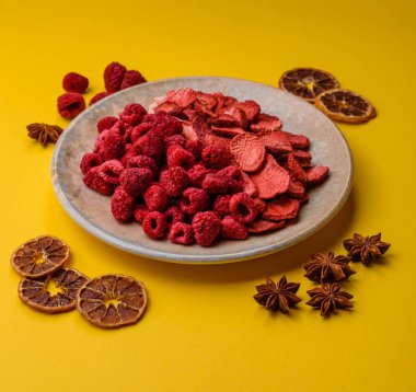 Tatlı tatlılar için bir malzeme olarak kurumuş sublimleşmiş çilek dilimleri. Kurutulmuş çilek ve ahududu, tasarımınız için gıda arka planıdır.