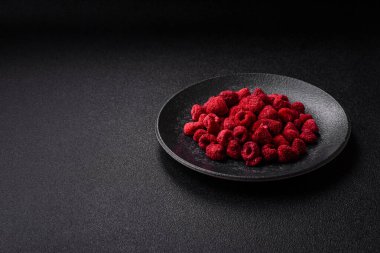 Kurutulmuş ahududu dilimleri tatlı tatlılar için bir malzemedir. Kurutulmuş ahududu, tasarımınız için gıda arka planı olarak kullanılacak.