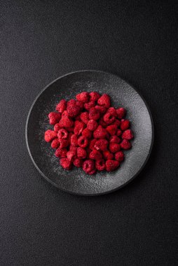 Kurutulmuş ahududu dilimleri tatlı tatlılar için bir malzemedir. Kurutulmuş ahududu, tasarımınız için gıda arka planı olarak kullanılacak.