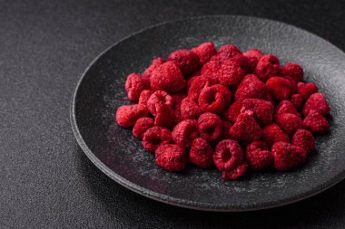 Kurutulmuş ahududu dilimleri tatlı tatlılar için bir malzemedir. Kurutulmuş ahududu, tasarımınız için gıda arka planı olarak kullanılacak.