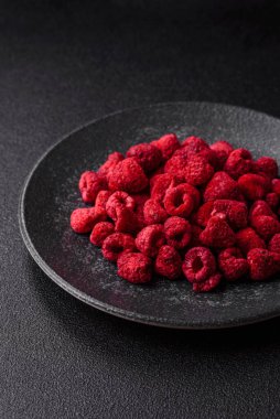 Kurutulmuş ahududu dilimleri tatlı tatlılar için bir malzemedir. Kurutulmuş ahududu, tasarımınız için gıda arka planı olarak kullanılacak.