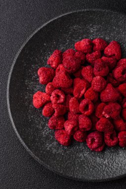 Kurutulmuş ahududu dilimleri tatlı tatlılar için bir malzemedir. Kurutulmuş ahududu, tasarımınız için gıda arka planı olarak kullanılacak.