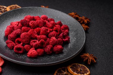 Kurutulmuş ahududu dilimleri tatlı tatlılar için bir malzemedir. Kurutulmuş ahududu, tasarımınız için gıda arka planı olarak kullanılacak.