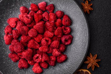 Kurutulmuş ahududu dilimleri tatlı tatlılar için bir malzemedir. Kurutulmuş ahududu, tasarımınız için gıda arka planı olarak kullanılacak.